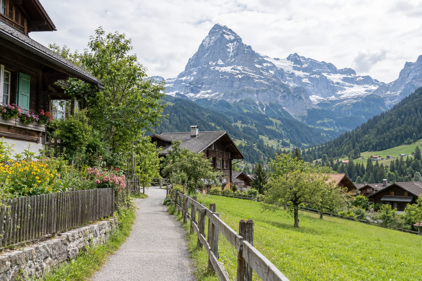 Wanderweg im Berner Oberland mit Blick auf Eiger und Wetterhorn